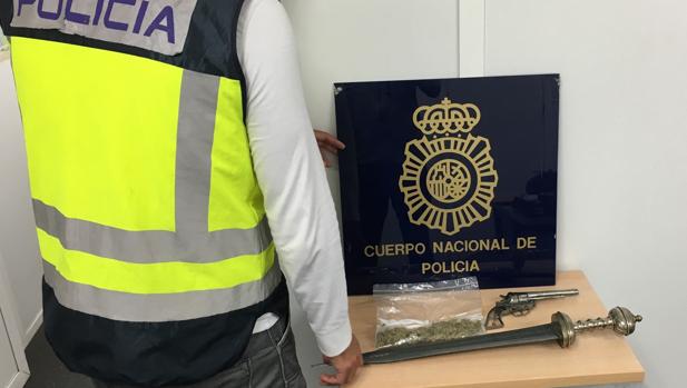 Imagen de un agente junto a la droga y las armas de juguete