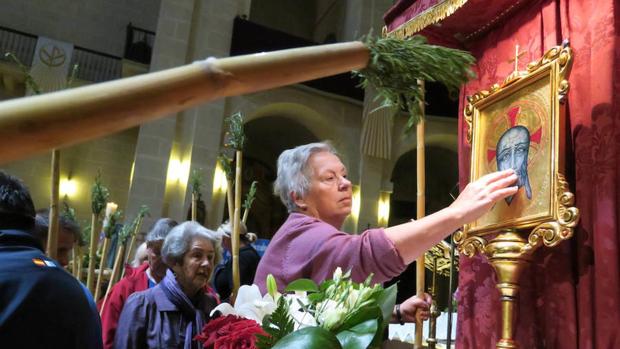 La romería de Santa Faz pasada por agua obliga a oficiar la misa dentro del monasterio