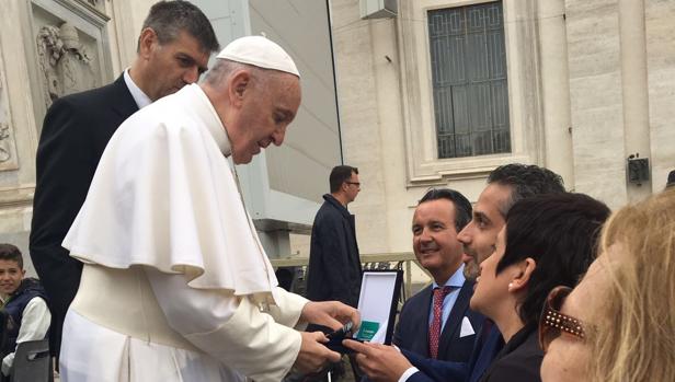 El Papa recibe la vieira jaciobea de manos del presidente de Aspaym