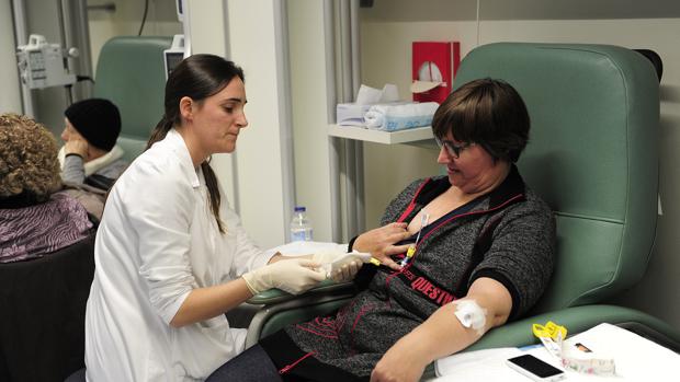 Una paciente con cáncer recibe quimioterapia en el Hospital Vall d'Hebron