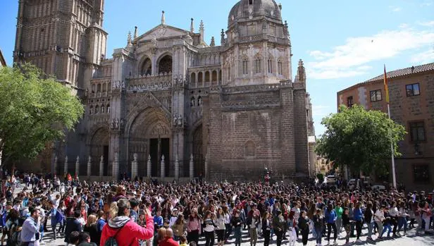 Cientos de jóvenes han participado en el flashmob en la plaza del Ayuntamiento