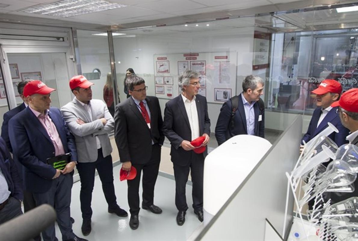 El presidente canario, Fernando Claviijo, de visita a Coca Cola en Tenerife