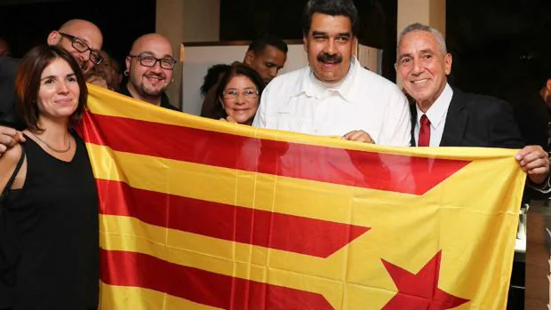 Nicolás Maduro, junto a Lluís Bartra, sosteniendo una bandera independentista catalana