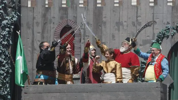 Momento de la conquista del castillo en las fiestas de Moros y Cristianos de Alcoy