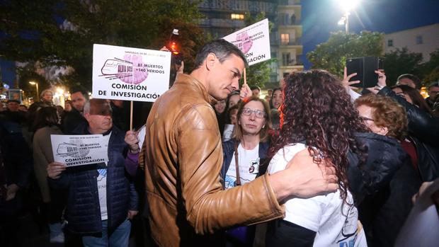 Sánchez saluda a víctimas del Alvia después de votar contra la comisión de investigación que reclaman