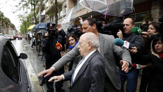 Jordi Pujol guarda silencio al salir de su casa el día después del registro