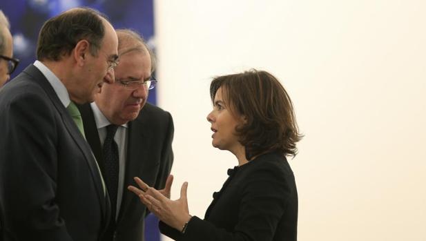 Soraya Sáenz de Santamaría conversa con el presidente de Castilla y León, Juan Vicente Herrera