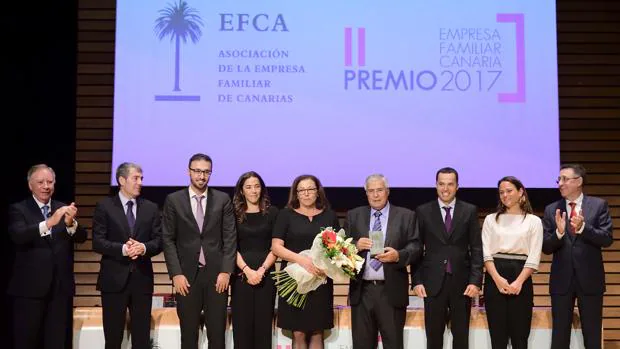 Alfredo Hernández recogió el premio de manos del presidente Clavijo, en un acto patrocinado por Cajasiete