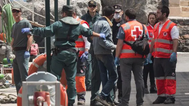Rescatados 18 inmigrantes que trataban de cruzar el Estrecho en una patera