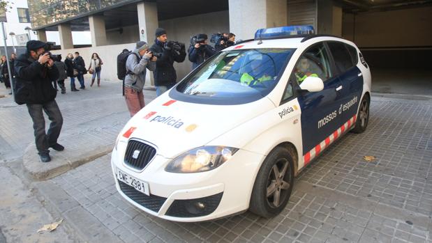 Un hombre asalta un piso, mata a dos jóvenes y hiere a una chica en El Prat de Llobregat