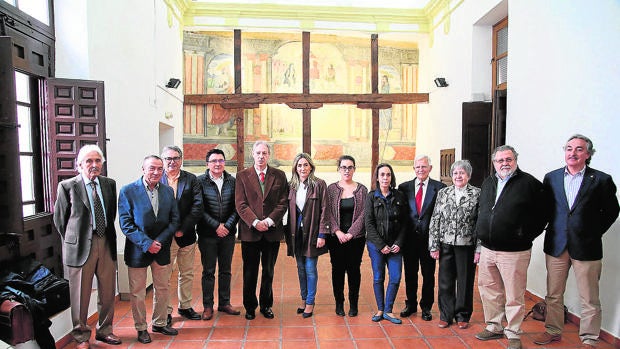 La alcaldesa Tolón y varios concejales con miembros de las asociaciones que se alojarán en el edificio