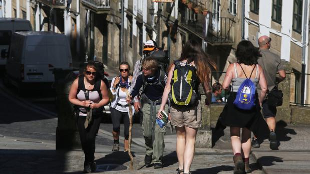 Un grupo de peregrinos pasea por el centro histórico de Santiago