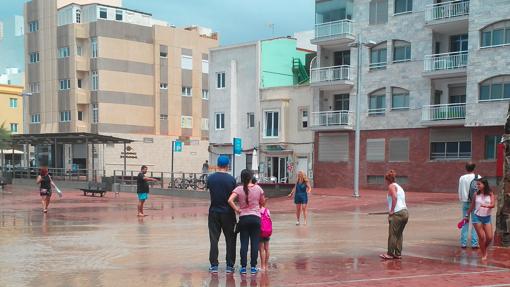 La lluvia llena la Playa de Las Canteras de aguas fecales