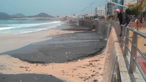 La lluvia llena la Playa de Las Canteras de aguas fecales