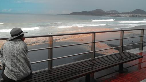 La lluvia llena la Playa de Las Canteras de aguas fecales