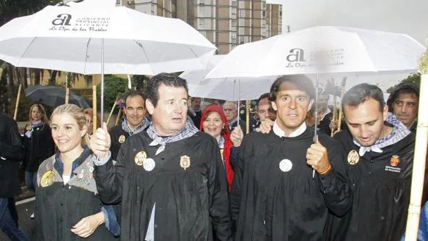 Navarro, entre el presidente provincial del PP, José Císcar, y el presidente de la Diputación, Céasr Sánchez