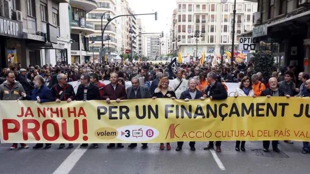 Dirigentes políticos en la cabecera de la manifestación de este sábado en Valencia