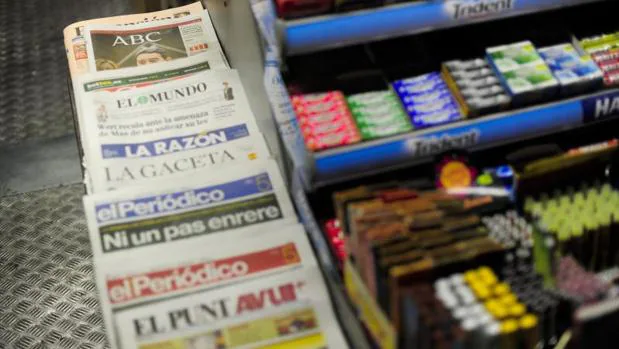 Periódicos diarios, en un kiosko de Barcelona (2012)