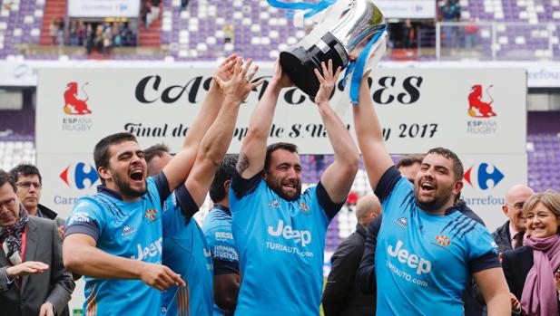 Los jugadores de la Santboiana recogen el trofeo