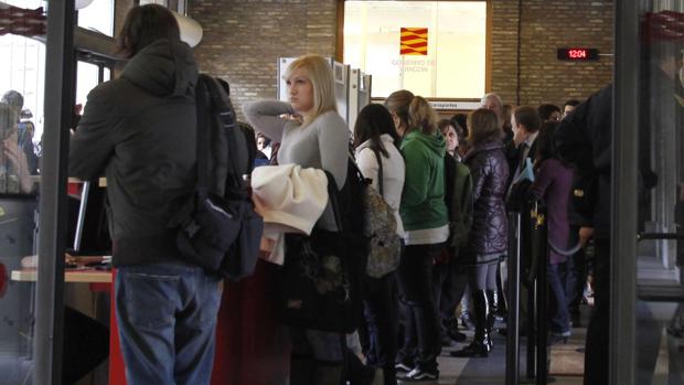 El Gobierno aragonés concentra la mitad del empleo público de la región. En la imagen, zona de acceso a su sede central