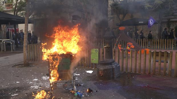 Un carro de súper ardiendo, durante la marcha de la CUP