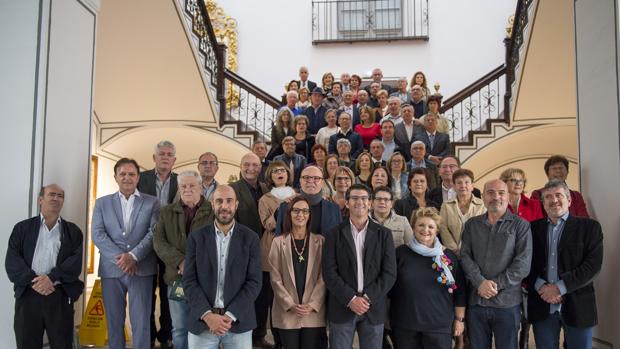 Membres de l'equip de govern amb els ex treballadors