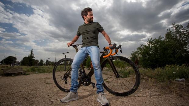 Sergio Monge junto a una de sus grandes pasiones, la bicicleta