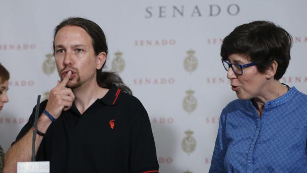 Pablo Iglesias, junto a la senadora Pilar Lima