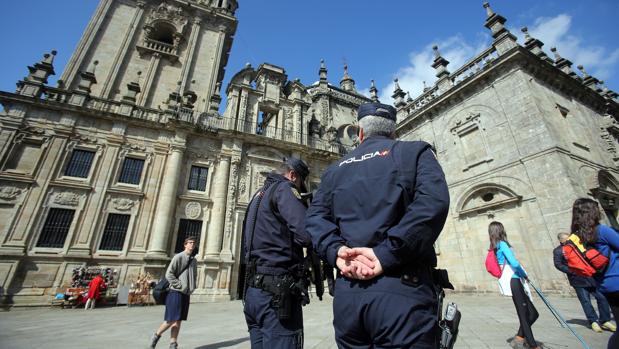 Policías patrullan alrededor de la Catedral de Santiago