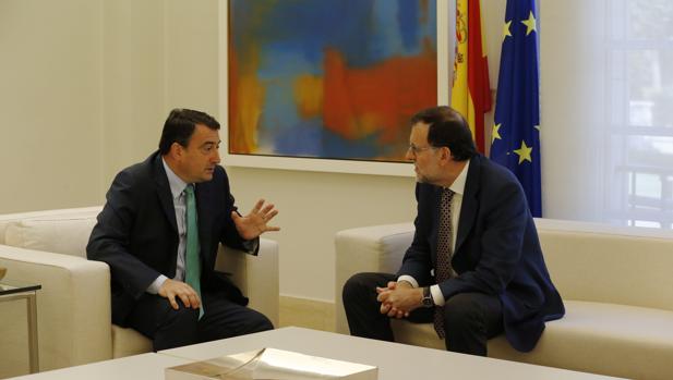 Aitor Esteban y Mariano Rajoy, en La Moncloa en el verano del año pasado