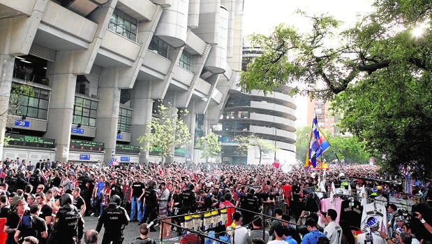 Aficionados controlados por la Policía en el exterior del estadio Santiago Bernabéu