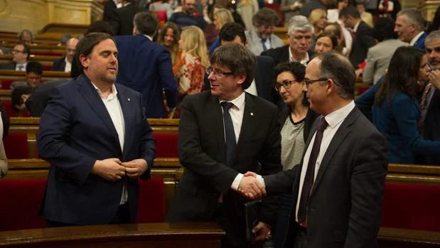 Junqueras, Puigdemont y Turull, en una sesión en el Parlament
