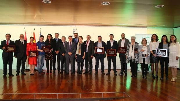 Foto de famiila en el acto conmemorativo del Día de la Salud Mental, donde se entregaron galardones