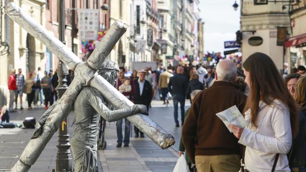 Turistas pasean por una céntrica calle leonesa durante la Semana Santa
