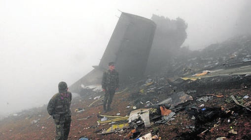 Militares turcos en el lugar del accidente