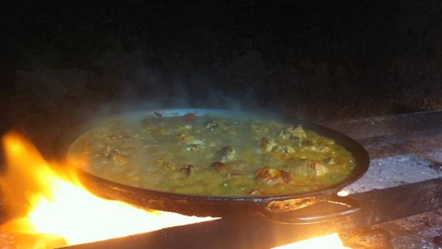 Imagen de una paella a leña cocinada en el restautante