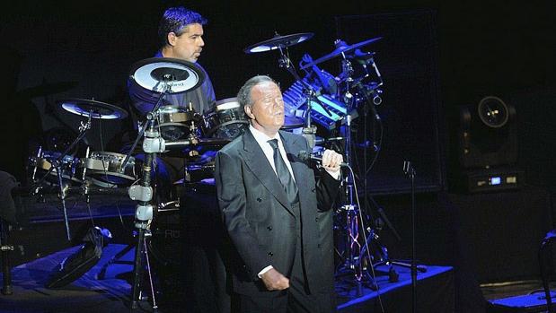 Julio Iglesias, durante una actuación en Málaga, en una imagen de archivo