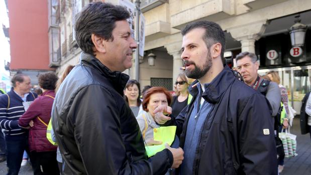 Tudanca conversa con el consejero de Empleo antes de la salida de la Marcha Asprona