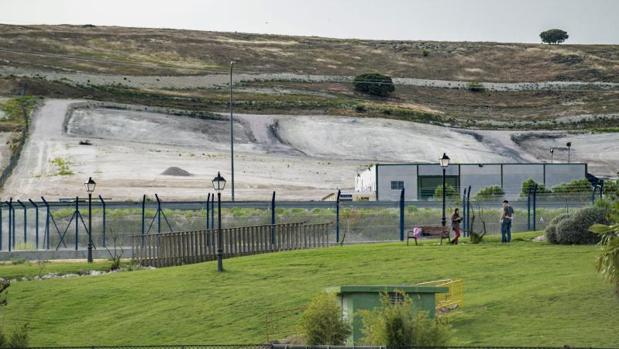 No hay rastro del suceso en la parcela donde se depositaba la montaña de neumáticos que empezó a arder en la madrugada del 13 de mayo de 2016, situada entre Seseña y Valdemoro