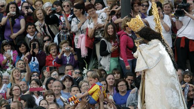 Imagen del traslado de la Virgen de los Desamparados