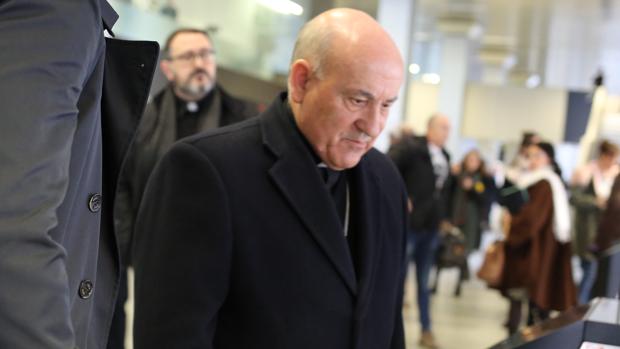 El arzobispo de Zaragoza se libra de ser juzgado por espionaje laboral