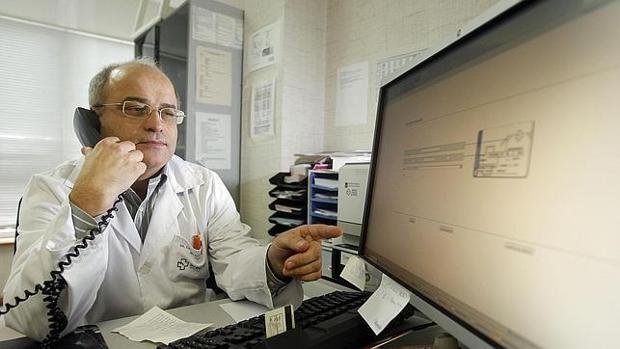 Un médico del Sergas atiende una consulta telefónica desde su despacho