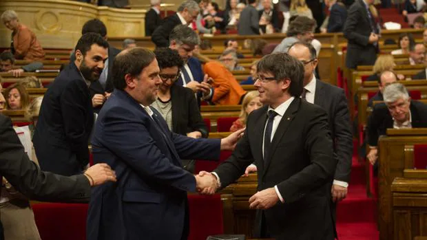 Junqueras y Puigdemont se saludan tras aprobar los presupuestos