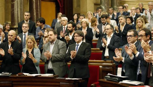 Pleno del Parlamento de Cataluña, con los diputados de JpS de pie aplaudiendo