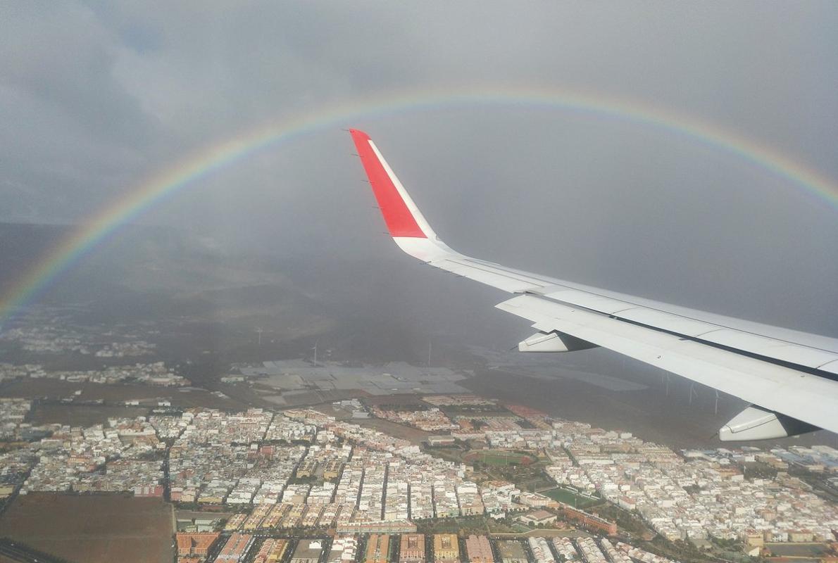 Un avión aterrizando en Canarias