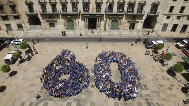 Más de 600 alicantinos forman una cadena humana para conmemorar la fundación de la UE