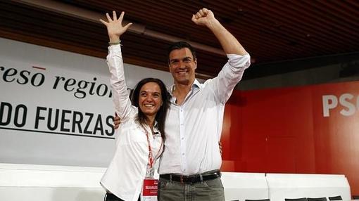 Sara Hernández, en un míntin de 2015 con Pedro Sánchez