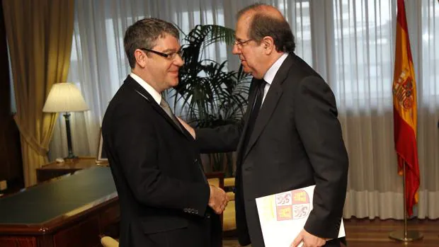 Herrera saluda al ministro Álvaro Nadal, minutos antes de la reunión