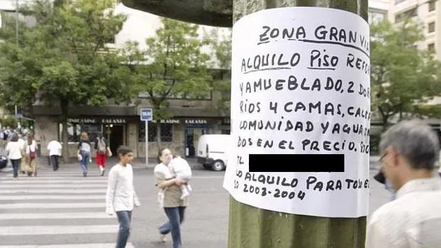 Un anuncio para alquilar piso en una calle madrileña