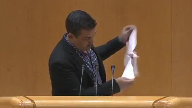 Vídeo: un senador de Compromís rompe una foto de Susana Díaz en medio del pleno